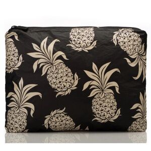 Aloha Collection Mid Pa'ina Holiday small size Pouch metallic
Pineapple on Black